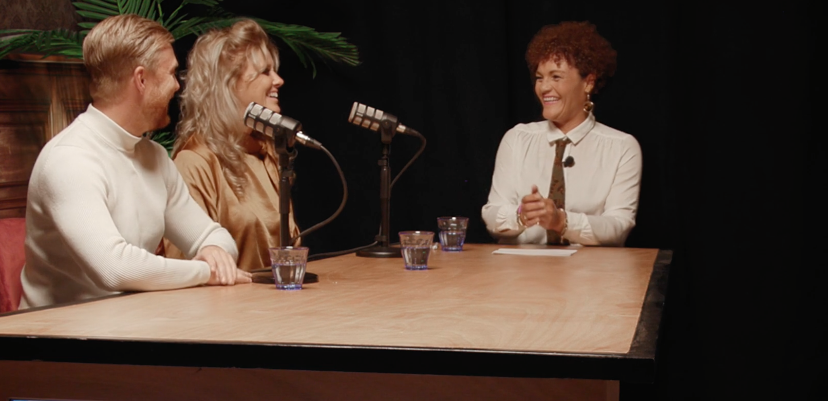 Roeselien Wekker, interview, tafel, microfoons